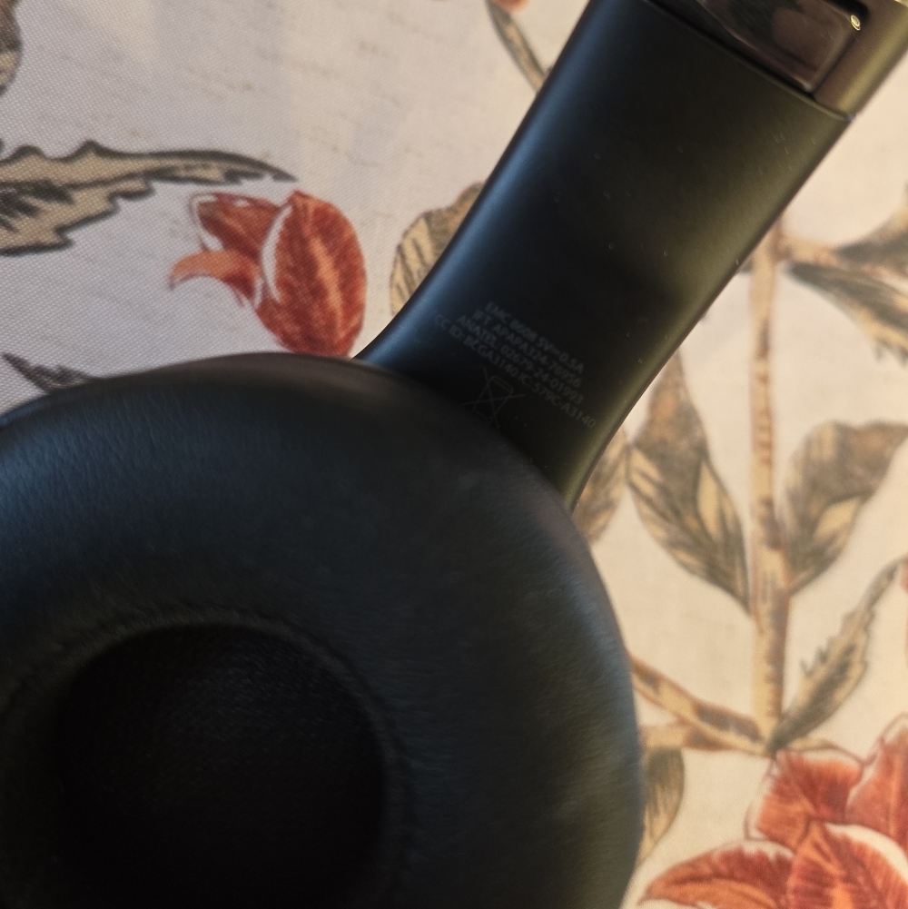 Beats Solo 4 Wireless Over-Ear Headphones — Black - Picture 4 of 6